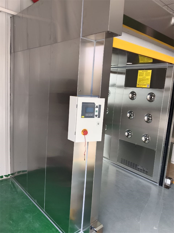 菏澤今月食品有限公司安裝風淋室現(xiàn)場